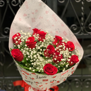 Buquê kraft com 12 rosas vermelhas importadas